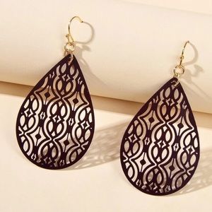 Black hallow out earrings